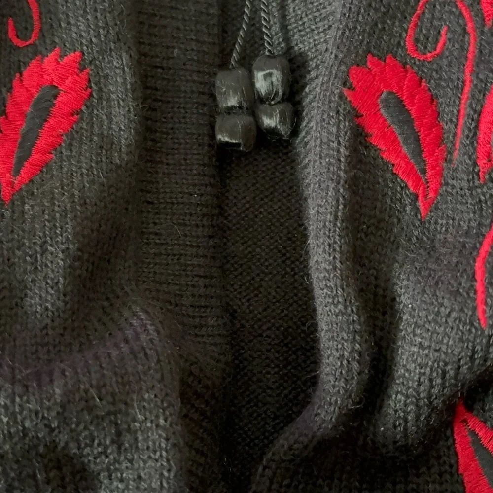 Alpaca Style by Artesanias A.T. alpaca wool black and Red cardigan